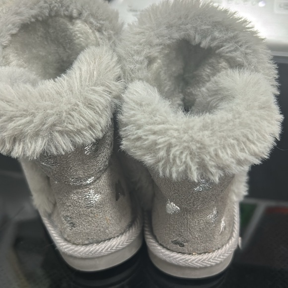 Toddler girl size 7 snow boots faux fur silver butterfly Ugg like grey winter - Picture 3 of 5